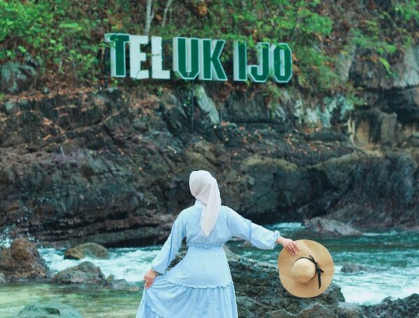 One Day Trip Teluk Ijo - Pulau Merah - Image 2